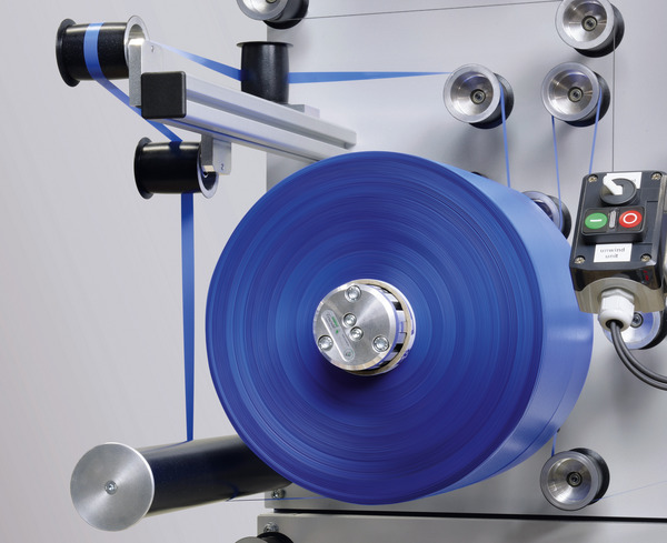 [Translate to 01 - Deutsch:] Bobbin on a SAHM winding machine - model SAHM 460XE Series - powered unwinding for cylindrical bobbins