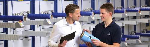 Menschen vor einer Spulmaschine der Modellreihe SAHM 460XE Serie
