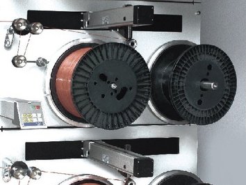 Detailfoto einer automatischen Parallel-Spulmaschine, Modell SAHM 750XE TAPE