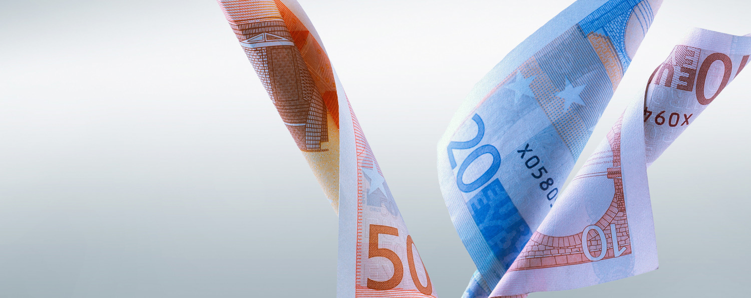 Geldscheine. Die in den Geldscheinen enthaltenen Sicherheitsstriefen werden auf SAHM Spulmaschinen aufgespult.