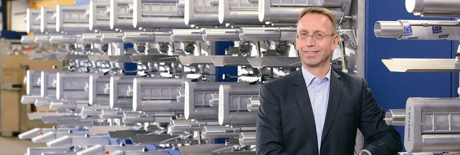 SAHM Geschäftsführer Jochen Zaun vor einer SAHM Maschine