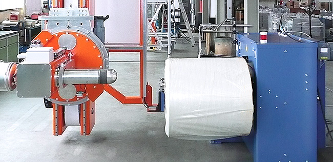 PAN Precursor Wickler in Kombination mit einem automatischen Handling- und Spulentransportsystem PAN Precursor Wickler in Kombination mit einem automatischen Handling- und Spulentransportsystem